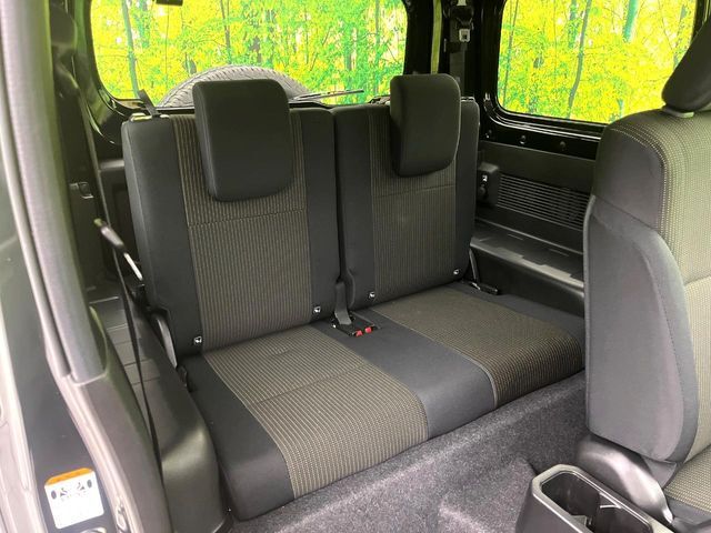 後部座席も気になるようなキズ・汚れやへたり等、大きなダメージはなく、良好な状態です。