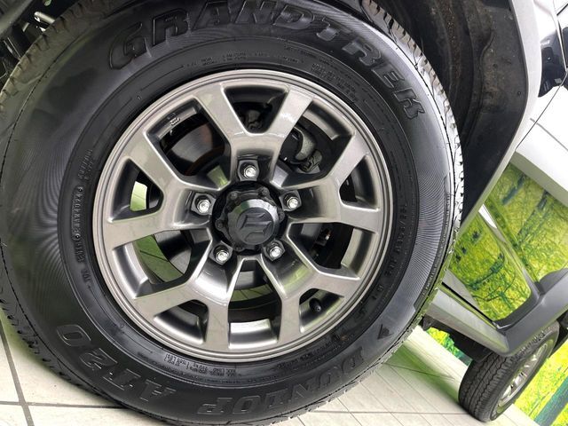 【純正15インチアルミホイール】外観にマッチした純正アルミホイールを装着しております。各種社外アルミホイールや、スタッドレスタイヤも取扱いしております。是非ご相談ください♪