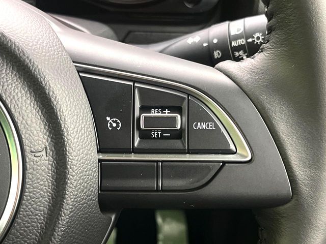 【クルーズコントロール】高速道路もラクラク走行。アクセルを離しても一定速度で走行ができ、長距離運転時の負担を軽減！加速・減速も簡単なスイッチ操作で調整できます。