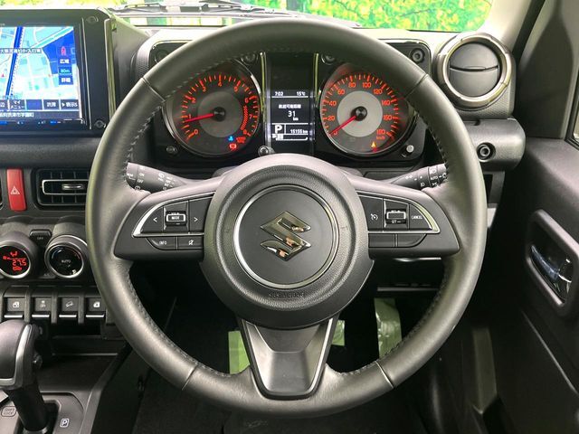 インテリアに合わせたデザインのステアリングは、運転される方のことも考え、運転しやすい形状、大きさです。是非一度、実際に触ってお確かめください。