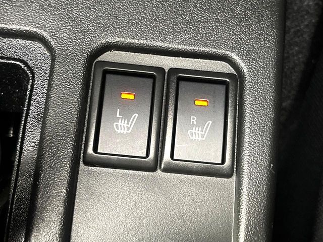 【シートヒーター】寒い日に重宝するシートヒーター！エアコンより早く温まってくれるので寒がりの人も安心ですね♪エアコンの温風は乾燥するから苦手、という方にもをおすすめです。