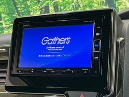 【純正ナビ】人気の純正ナビを装備しております。ナビの使いやすさはもちろん、オーディオ機能も充実！キャンプや旅行はもちろん、通勤や買い物など普段のドライブも楽しくなるはず♪