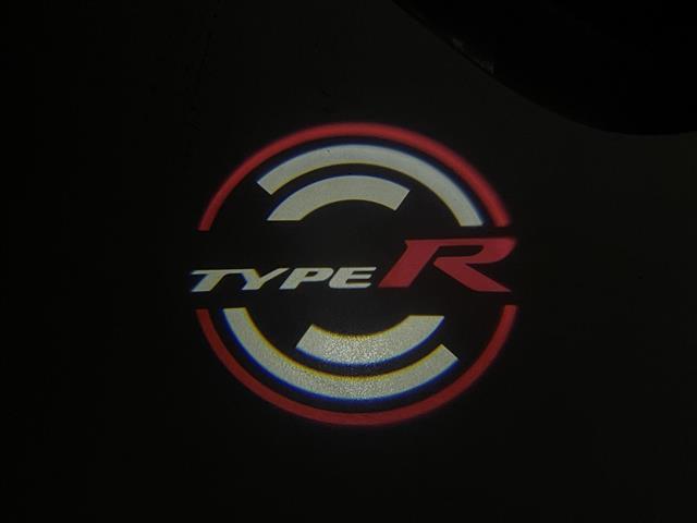 【カーテシランプ】暗闇に「TYPE R」のロゴが浮かび上がります！おしゃれですね！