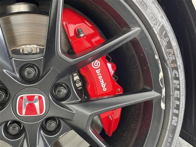 【Bremboキャリアー】高級モデルのみに許された、安心感のあるストッピングパワーに、高い耐久性などディスクブレーキとしての機能もさることながら、華々しいデザインと存在感でドレスアップの役割も！