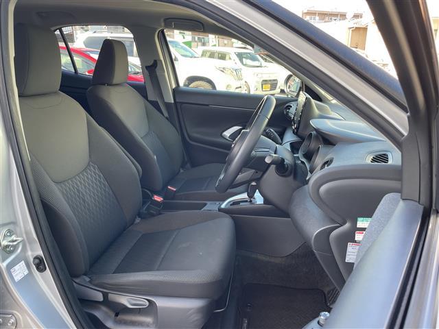 こちらは運転席のシートです。納車前には自社でしっかりクリーニングを行います。また、『AD除菌やシート撥水コーティング（別途料金）』などの、クリーニングメニューもご用意しております。