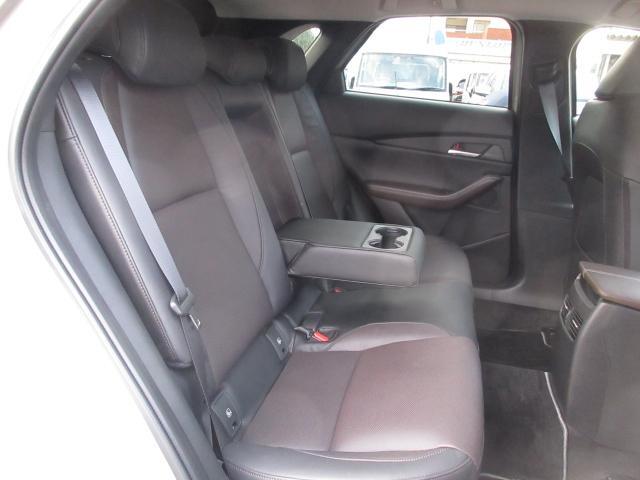 後部座席も広々スペースです。大きな座面でリクライニング無しでもゆったりロングドライブをお楽しみいただけます。