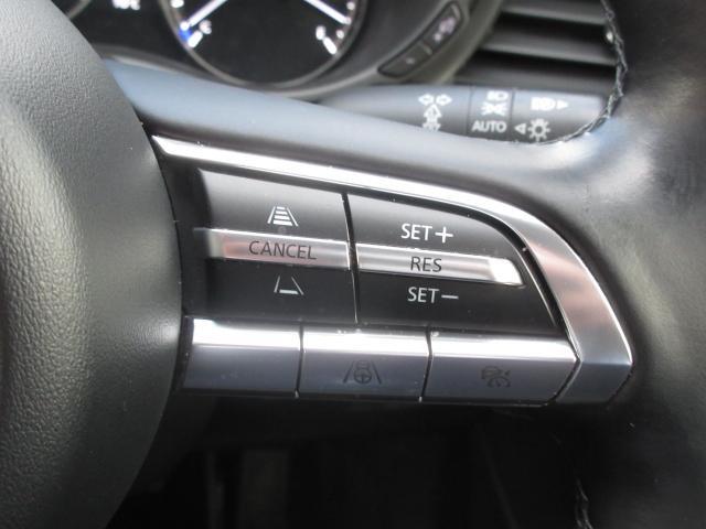 前走車両の速度に合せて、自車の速度を調整できる「MRCC（マツダレーダークルーズコントロール）」を装備しています。