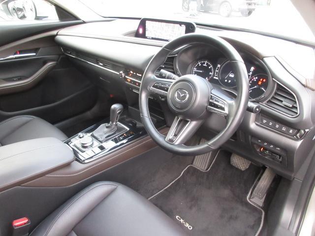 こだわりぬいたオルガン式アクセルペダルや上下前後に調整可能なステアリング、シートリフターなど最適なドライビングポジションにもこだわっています。