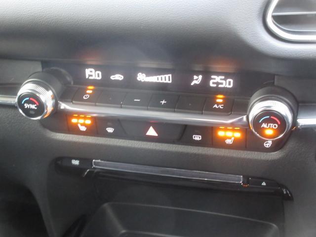 余計な操作の手間が無いフルオートエアコン。視線の移動や手を動かす必要がないということは、安全装備のひとつとも言えるでしょう。