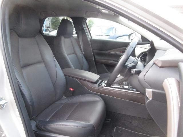 フロントシートは心地よいフィット感と程よいホールド性能を両立させ、今までになく快適にドライブを楽しんでいただける、マツダ自慢のシートです！