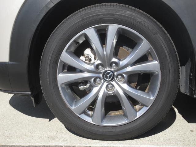 18インチ純正アルミホイールを装備。タイヤサイズは215/55R18となります。