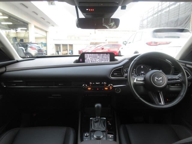 左右対称なレイアウトと水平基調の造形によってクルマとの一体感が強調され、運転への意識が自然と高まっていく、心地よい空間となっています。