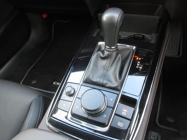 ナビ＆オーディオ操作ダイヤル「コントロールコマンダー」は自然と手の触れる位置に配置されています。目線を外すことなく手元で操作できます。