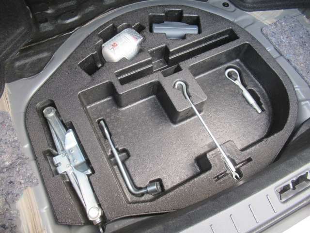 ラゲッジスペース下部にはパンク補修キット+車載工具も完備されておりますので緊急時でも安心です♪