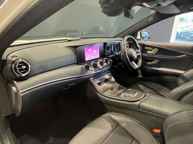 ウィンカー内蔵ドアミラーを開発したのは『メルセデス・ベンツ』です。他車からの視認性が高まり、事故の可能性を低減させています。更に、点灯部分はドライバーの視界に入らないように設計されています。