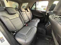 【レザーシート】高級感溢れる車内を演出します。査定アップも期待できるオプションです！セカンドシートは大人二人乗っても十分なスペースがございます！