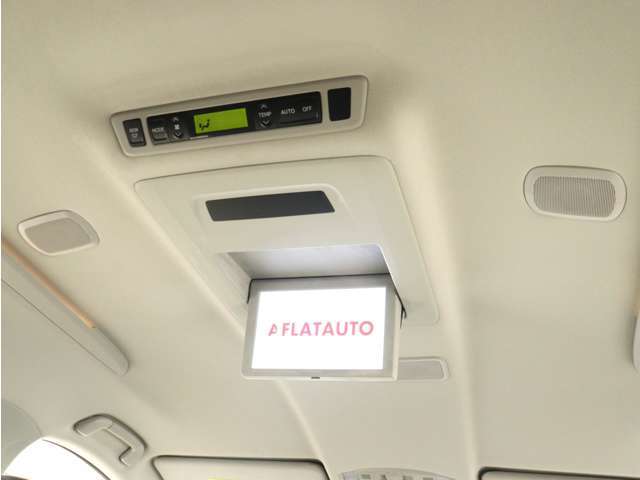 【電動後席モニター】プレミアムサウンド専用！電動開閉後席フリップダウンモニターです。5.1chサウンド、18スピーカーの専用音響システムとなり、人気の装備になります。