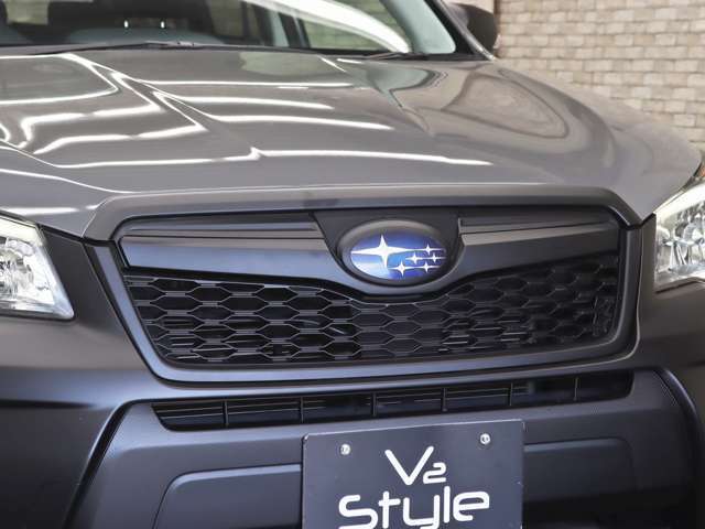 フロントグリルのマットブラックカスタムによって、より引き締まった印象のフロントフェイスとなっております。