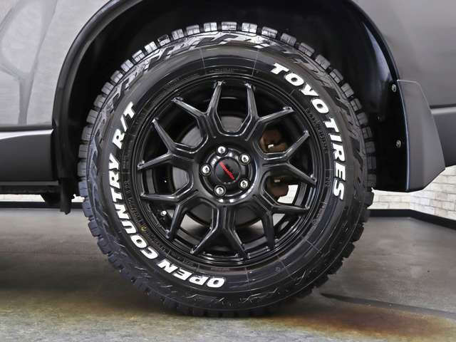 アルミホイールと車体のマッチングもセンスが問われる部分ですね。アルミホイール、タイヤ共に新品を使用しておりますのでご安心下さい。純正ホイールやスタッドレスタイヤについてもお気軽にご相談下さい。