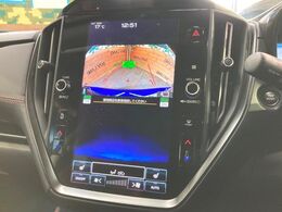 【フロント＆サイド＆バックカメラ】ドライバーから見にくい死角部分を映像で確認できるカメラを各所に装着。見通しがきかない場所や住宅密集地などを運転することが多い人におすすめの安心装備です。