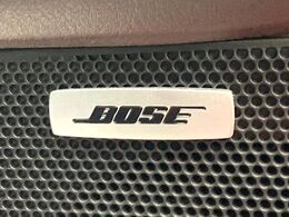 【BOSEサウンドシステム】メーカーオプションの高品位サウンドシステムを搭載。専用のチューニングが施された大小様々なスピーカーから良質なサウンドが奏でられ、臨場感あふれる音響空間を演出します。
