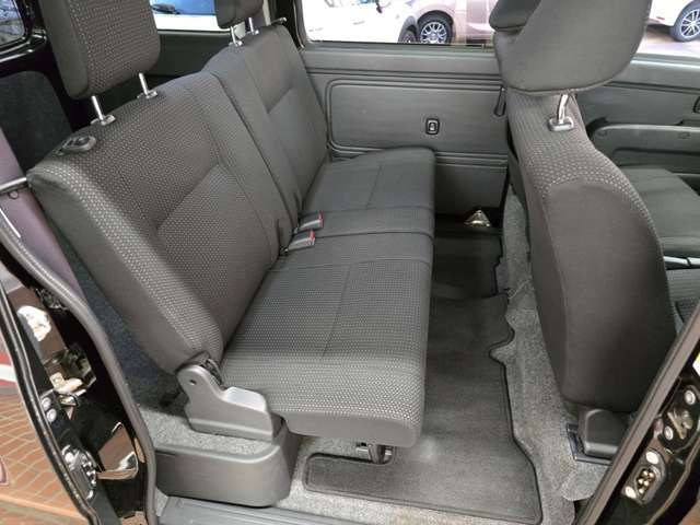 専属スタッフが、お車の内装、外装の仕上げを行っております。納車前にもう一度チェックを行いまして納車をさせていただいております。