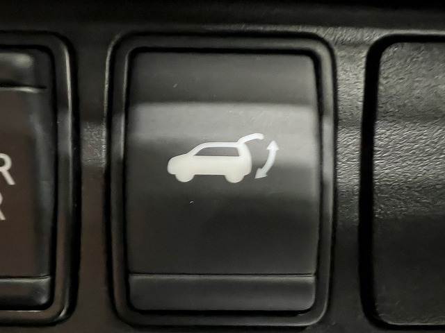 【電動リアゲート】装備しております。両手が塞がた状態からワンタッチでリアゲートを開閉出来る便利なオプションです。