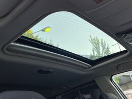 【サンルーフ】開放感たっぷりの希少装備、サンルーフが装着されています！車内に明かりを取り入れたり景色を楽しむ以外にも、車内の空気も簡単に換気できて快適です！