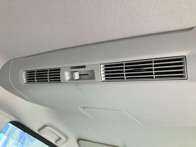 リアシーリングファンで前席のエアコンの風を後席にも送り車内全体の冷暖房効果を早めます。