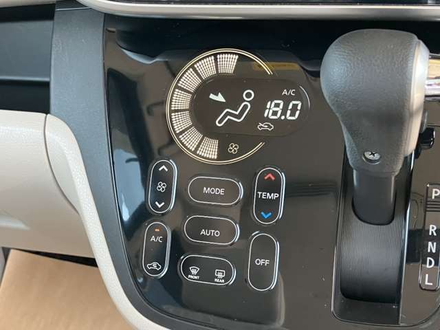 タッチパネル式オートエアコンなのでパネル周辺のお手入れもラクラク。