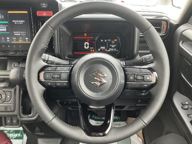 ステアリングスイッチ付です。オーディオ操作が運転中でもしやすくなっています。