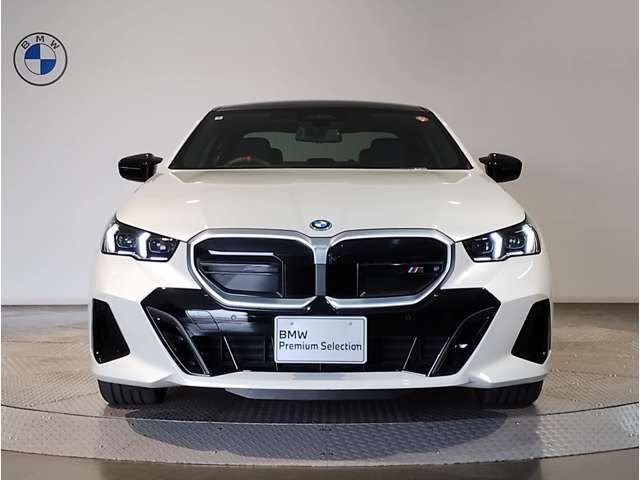 【キドニーグリル】BMWは約90年もの間、ほぼ全ての車両にひと目でBMWだと分かるこの特徴的なフロントグリルが備えられ、デザイン・アイコンとして親しまれてきました。
