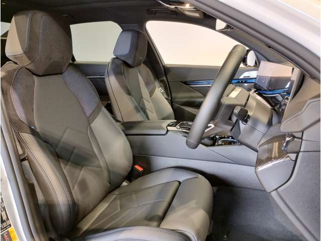 【コックピットシート】BMW車の主役席。車体中央にくる様に配置し車両重心とが一致する事でドライバーと車との一体感あるドライビングを実現。人間工学に基づき形成した形状が長時間のドライブ疲労も軽減します！
