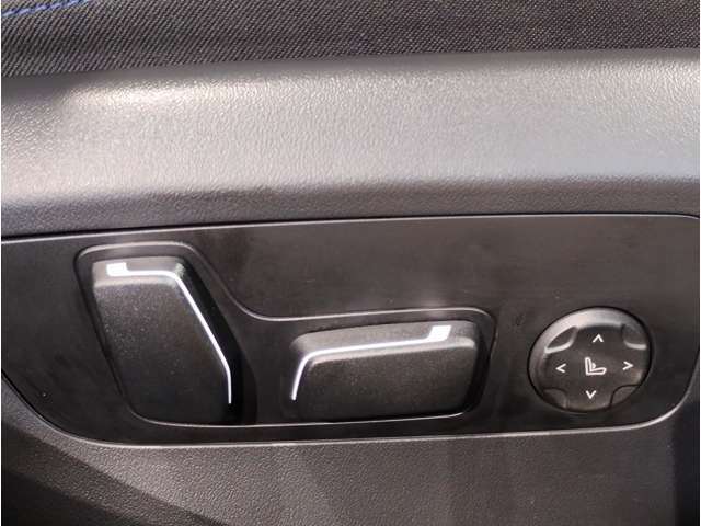 【コックピットシート】BMW車の主役席。車体中央にくる様に配置し車両重心とが一致する事でドライバーと車との一体感あるドライビングを実現。人間工学に基づき形成した形状が長時間のドライブ疲労も軽減します！