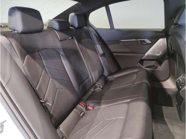 【エアバック】BMWのエアバックやその他の安全装備は、互いに補完しあう事で徹底した安全性を貫きます。万一の事故の際にそれぞれ最適な保護を提供してくれます！