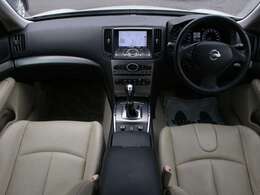 すっきりとしたスカイラインらしいデザインのダッシュ回り！フロントビューの視認性もよく運転しやすいと思います★