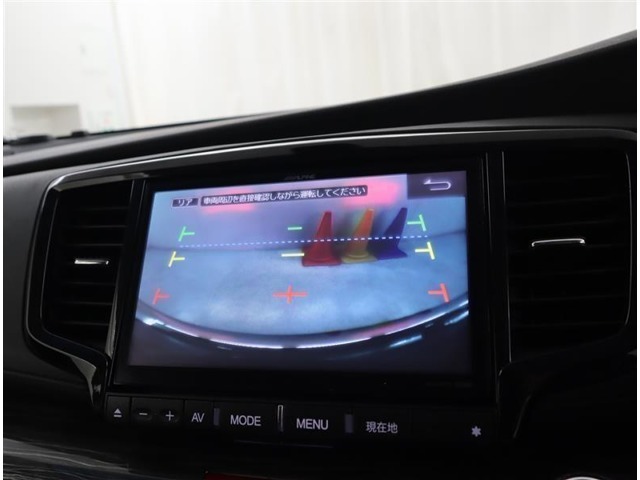 バックモニターで、後方を確認しながら安心して駐車することができます。運転初心者も熟練者も必須の機能ですよ！