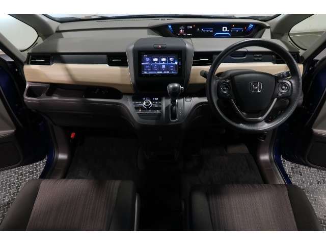 ドライバーを包み込むように、ディスプレーやスイッチ、コンソールを配置。座った瞬間から運転への期待が！空間そのものの心地よさにこだわっています。