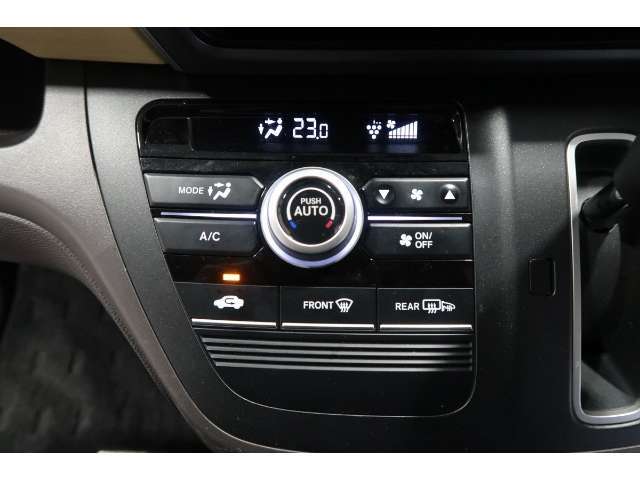 オートエアコン装備♪室内温度を設定すれば自動的に風量の調整をしてくれます♪車内をいつでも快適に保てます♪