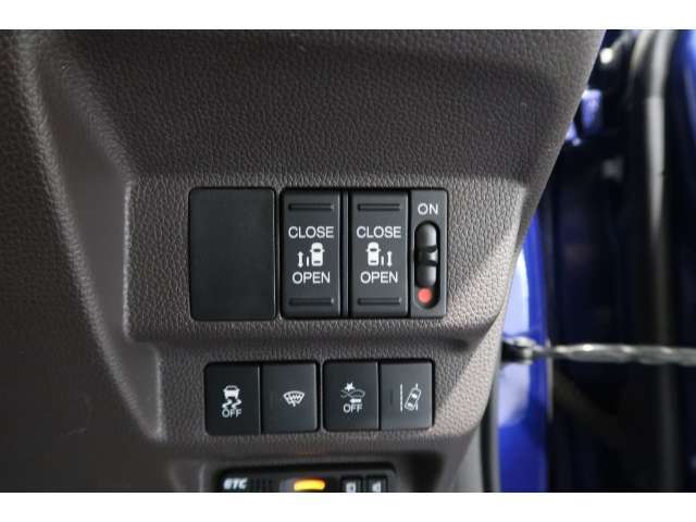 ◆◆両側電動スライドドア！！荷物で手が塞がる時など簡単にドアの開閉が出来ます！何より力いらずで開閉OK！女性やお年寄りにも優しい♪電動機能はOFFにもできますから元気なお子様の駆け出しも安心！