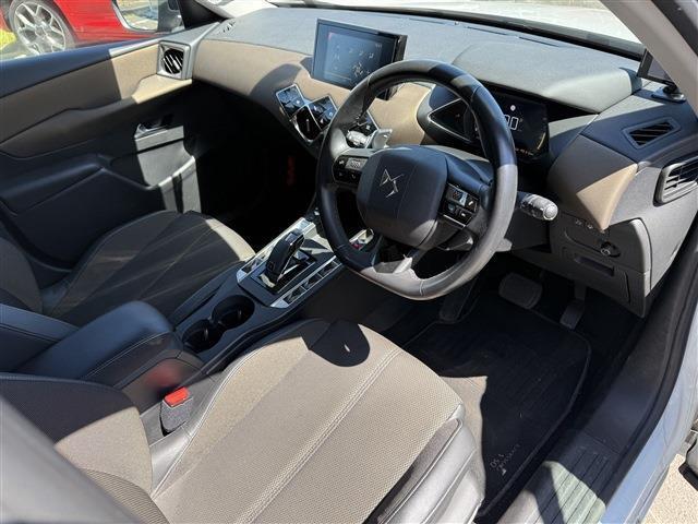 フランス車ならではのオシャレな内装がオススメです！