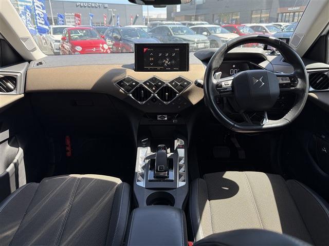 フランス車ならではのオシャレな内装がオススメです！