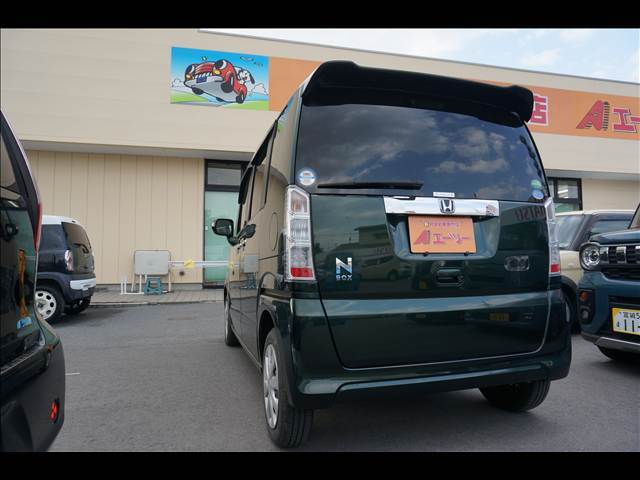 当店では、車輌を展示する前に商品化という、ある程度の内装・外装の清掃を致します。納車の際は外装・内装を隅々まで徹底的に清掃させて頂き、ご納車させて頂いております。