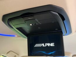 【フリップダウンモニター】大画面モニターで後席でもエンタメをお楽しみいただけます。小さなお子様にも大人気の装備です♪