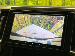【バックカメラ】駐車時に後方がリアルタイム映像で確認できます。大型商業施設や立体駐車場での駐車時や、夜間のバック時に大活躍！運転スキルに関わらず、今や必須となった装備のひとつです！