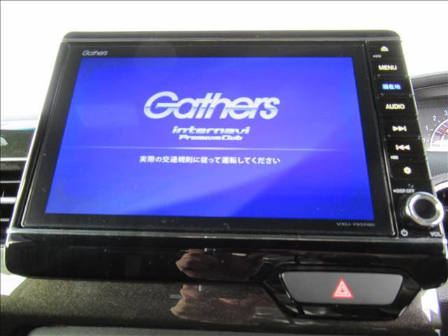 【純正8型ナビ】エンジンをかけた際に純正ですとメーカーのマークがお出迎え。ナビでの案内やオーディオソースも複数あるので走行中お好きなオーディオでドライブを楽しめます。