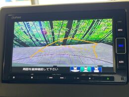 【バックカメラ】駐車時に後方がリアルタイム映像で確認できます。大型商業施設や立体駐車場での駐車時や、夜間のバック時に大活躍！運転スキルに関わらず、今や必須となった装備のひとつです！