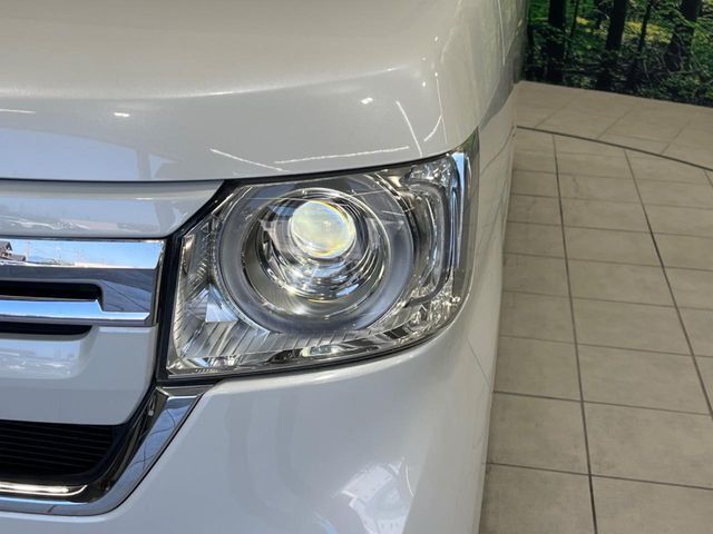 【LEDヘッドライト】悪天候や夜間走行時も良好な視界を確保し安心して運転できる高輝度LEDヘッドライトを装備！点灯速度が早く、消費電力も抑えられています。