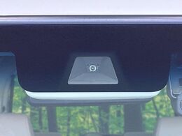 【ホンダセンシング】走行中に前方の車両等を認識し、衝突しそうな時は警報とブレーキで衝突回避と被害軽減をアシスト。より安全にドライブをお楽しみいただけます。