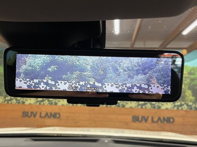 【インテリジェントルームミラー】後席の大きな荷物や同乗者で後方が確認しづらい時でも安心！カメラが撮影した車両後方の映像をルームミラー内に表示。クリアな視界で状況の確認が可能です！